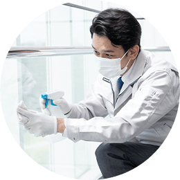 清掃をするスタッフ