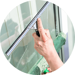 窓の清掃をするスタッフ